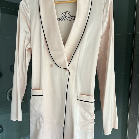Brand new silk robe - Picture 3 of 7